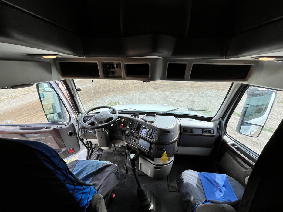 Used 2012 VOLVO VNL Sleeper Truck - $28,500.00 CAD
